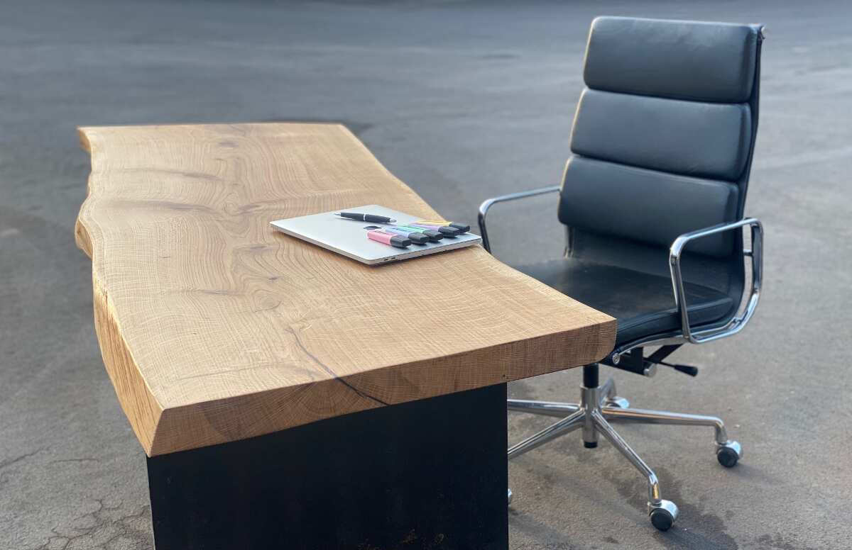 Schreibtische mit Baumkante