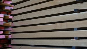 Parallel besäumte Eichenbohlen