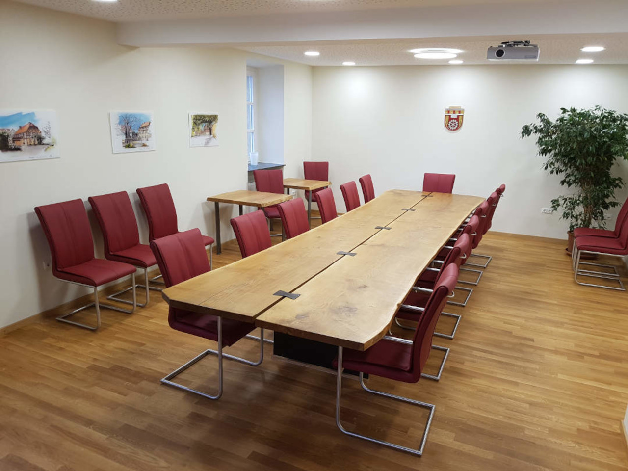 Konferenztische mit gewachsener Baumkante