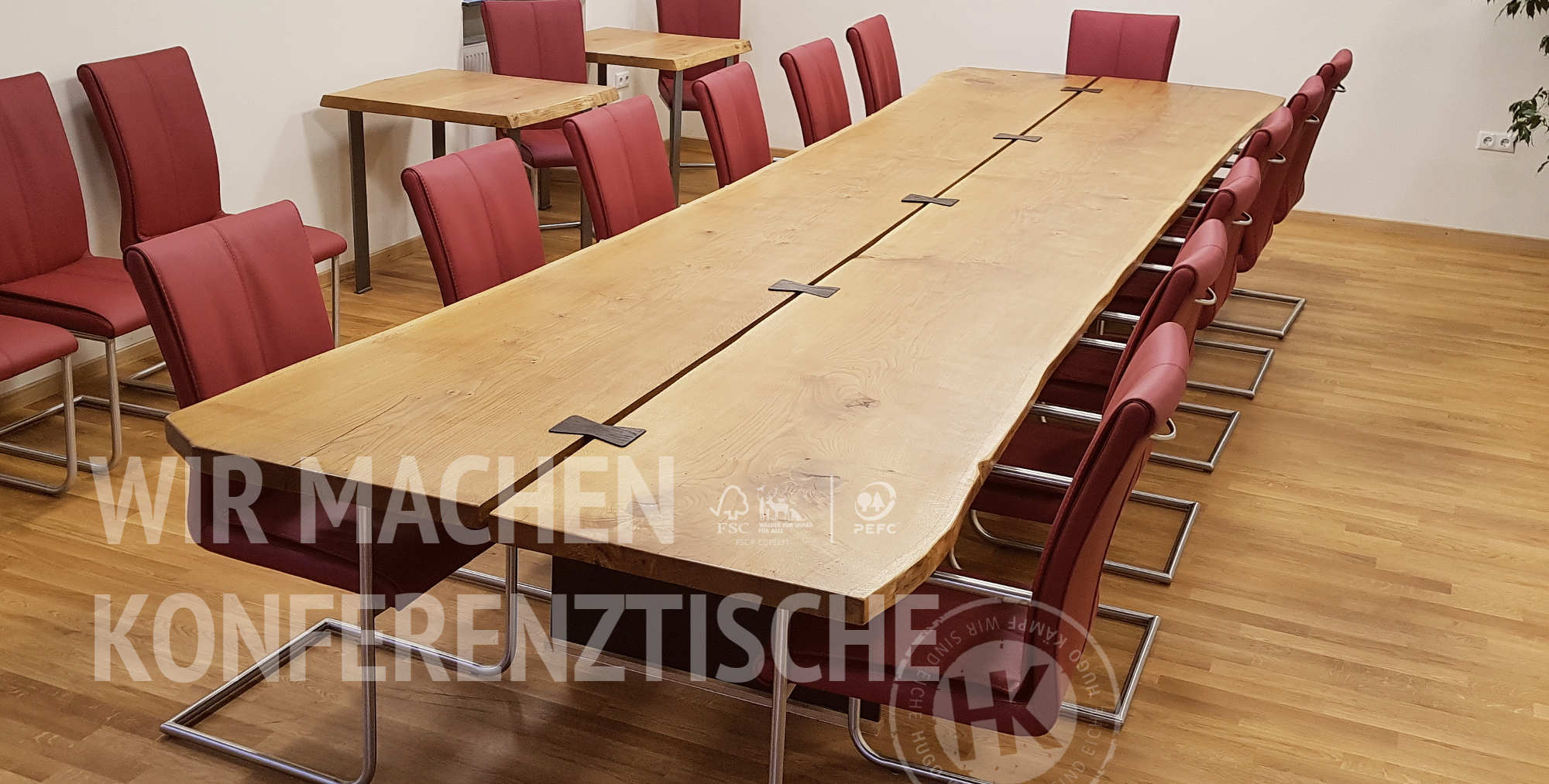 Konferenztisch mit natürlicher Baumkante