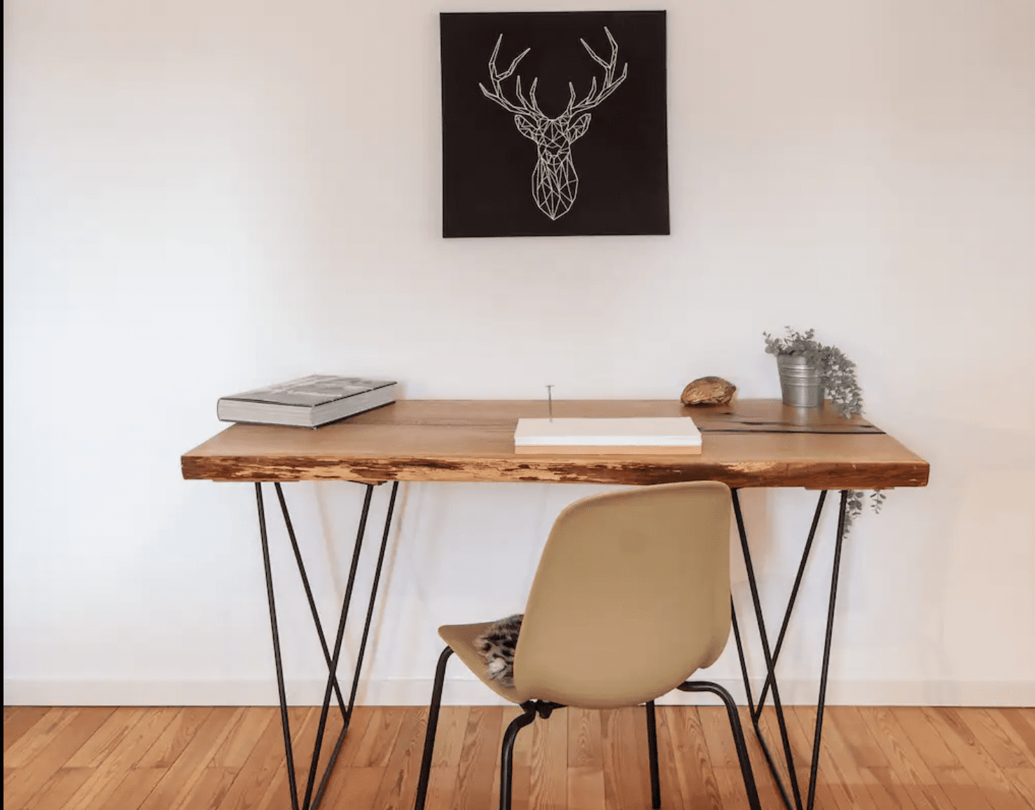 Schreibtisch mit gewachsener Baumkante