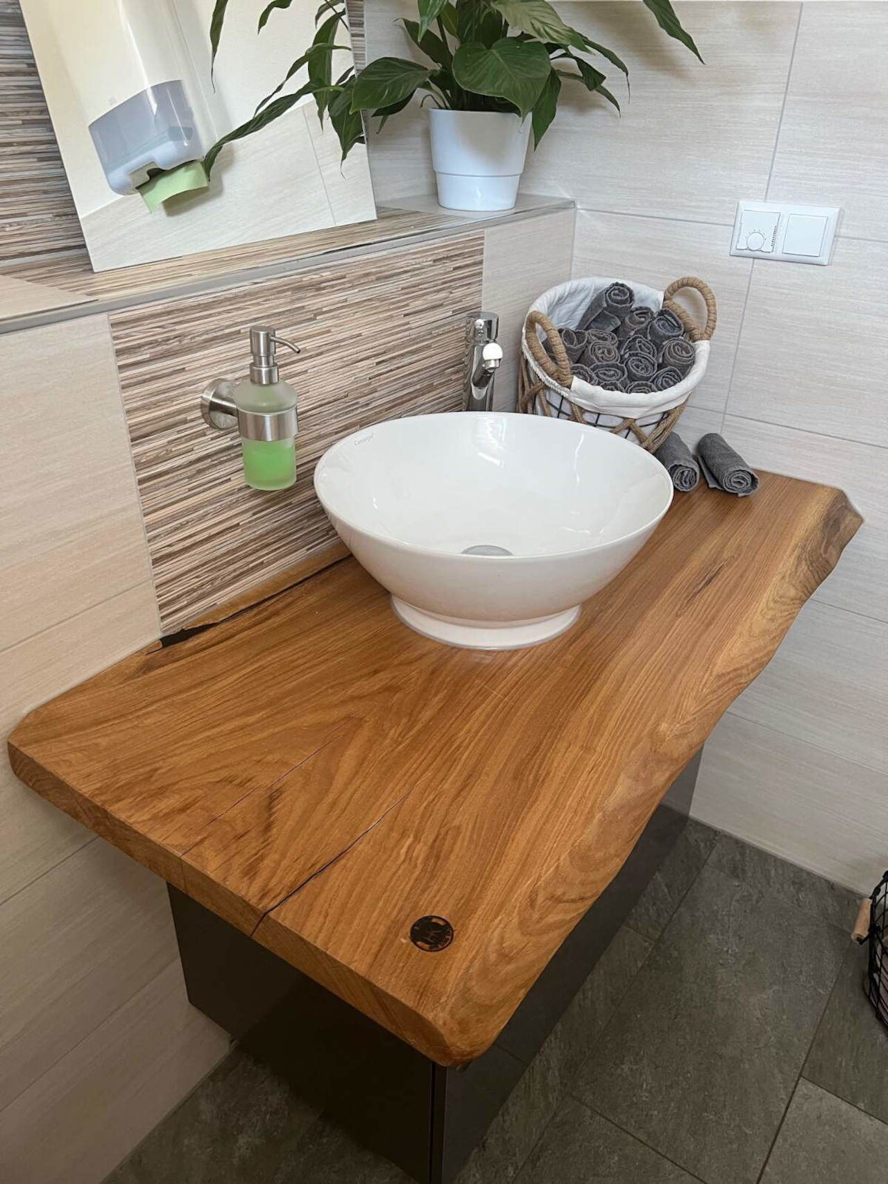 WASCHTISCHE MIT BAUMKANTE