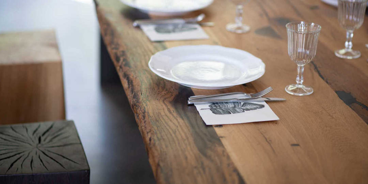 Esstisch aus Altholz