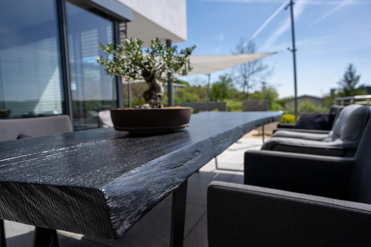 geköhlter Eichentisch mit natürlicher Baumkante