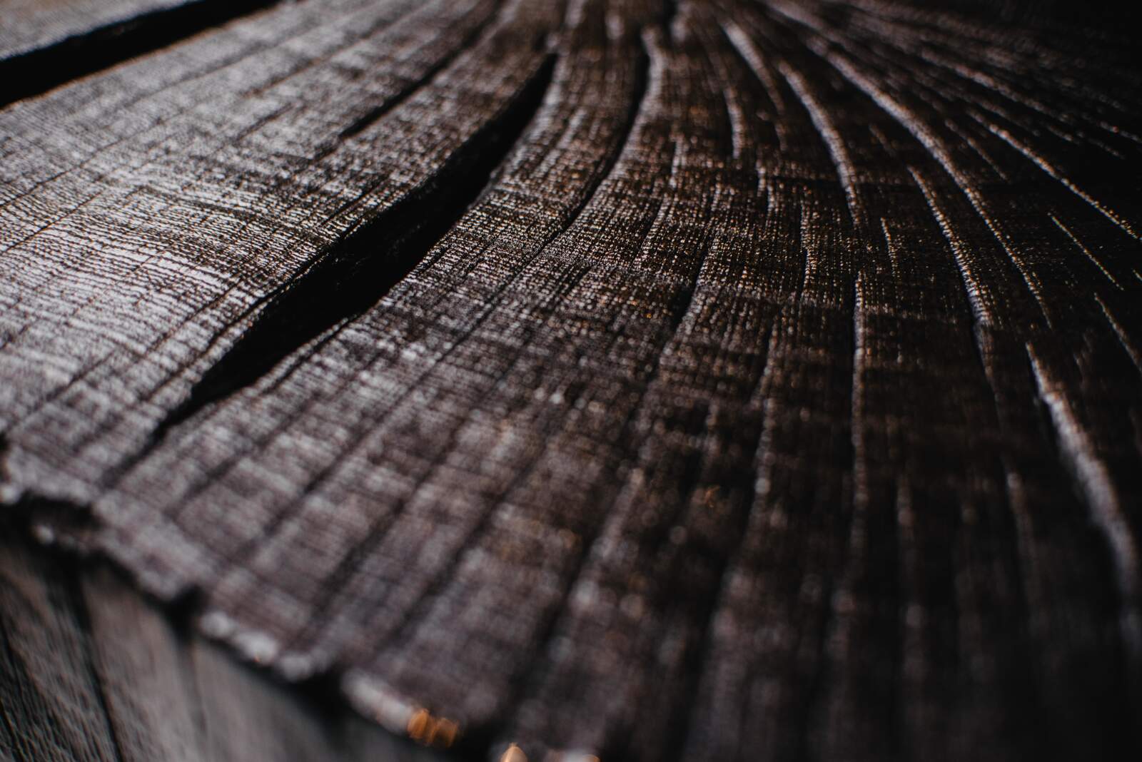 geköhlter Eichentisch mit natürlicher Baumkante