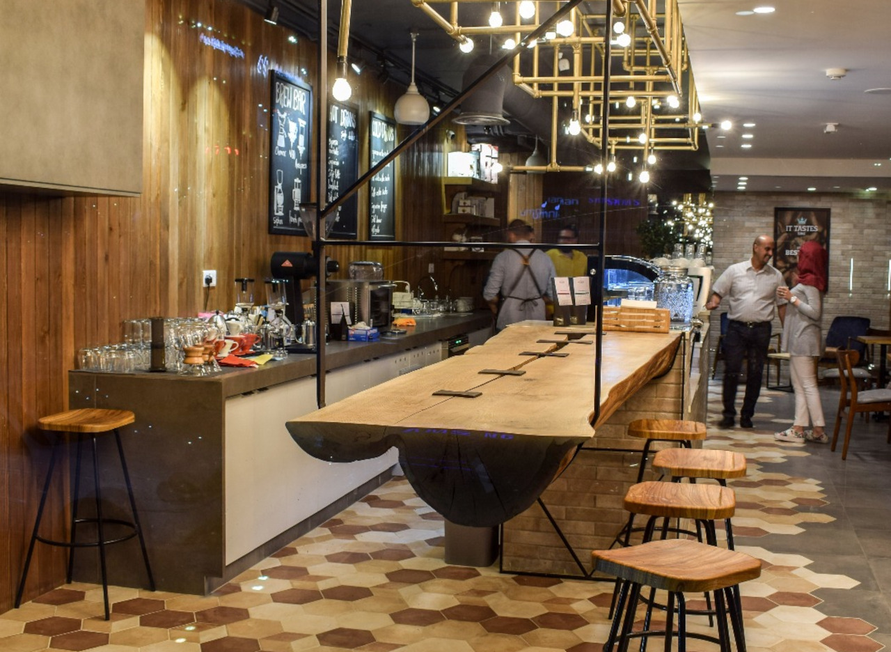 Massive Baumstammtheke aus Eiche