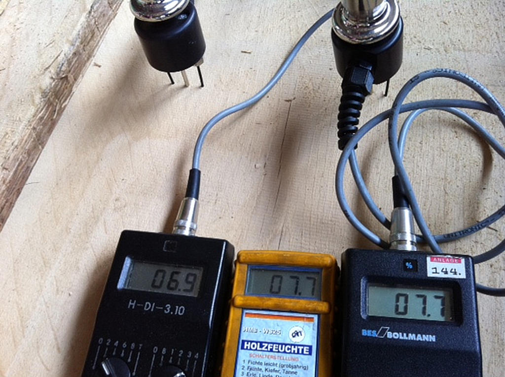 Moisture measurement for oak wood