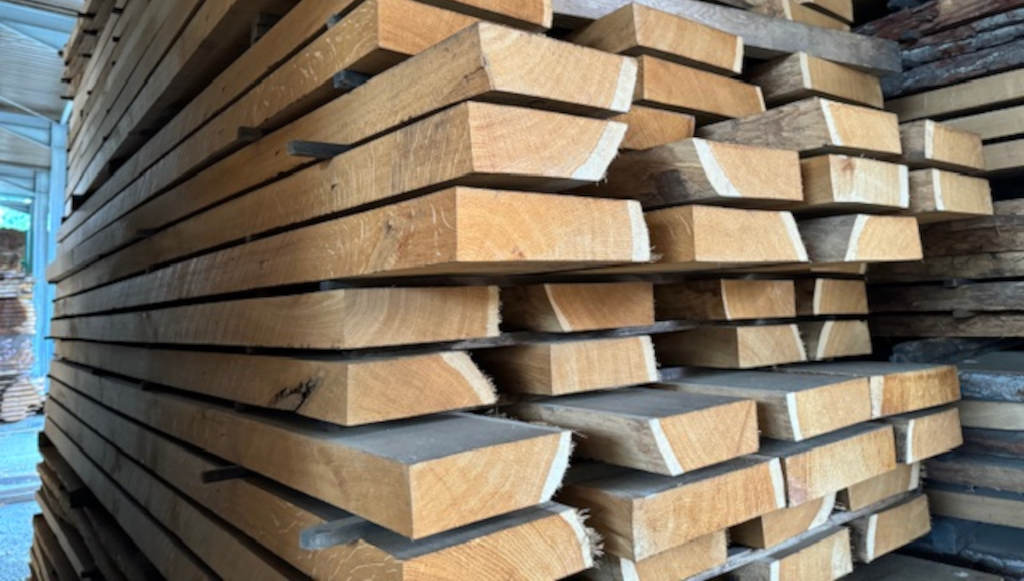 Oak sawn wood with splint and heartwood